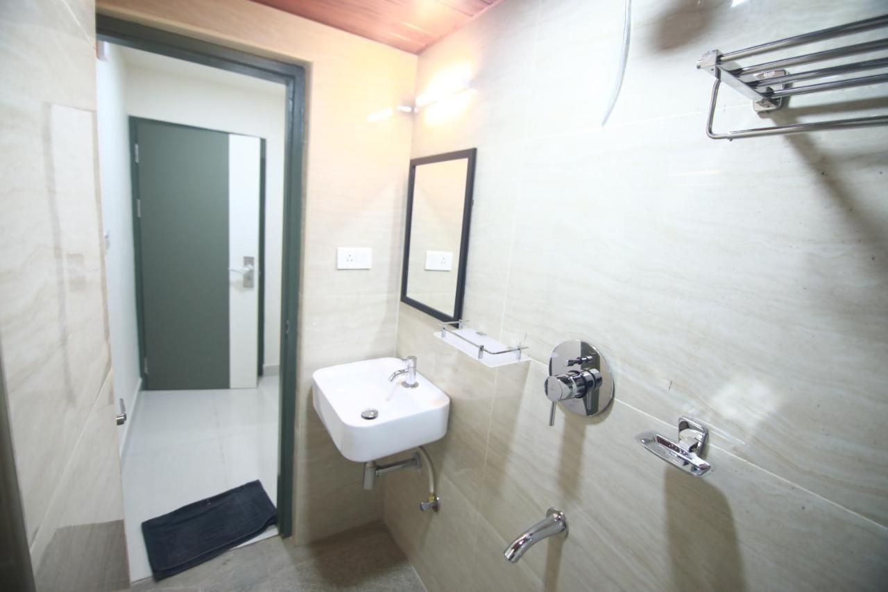 Hotel Royal Blooms Bangalore Buitenkant foto