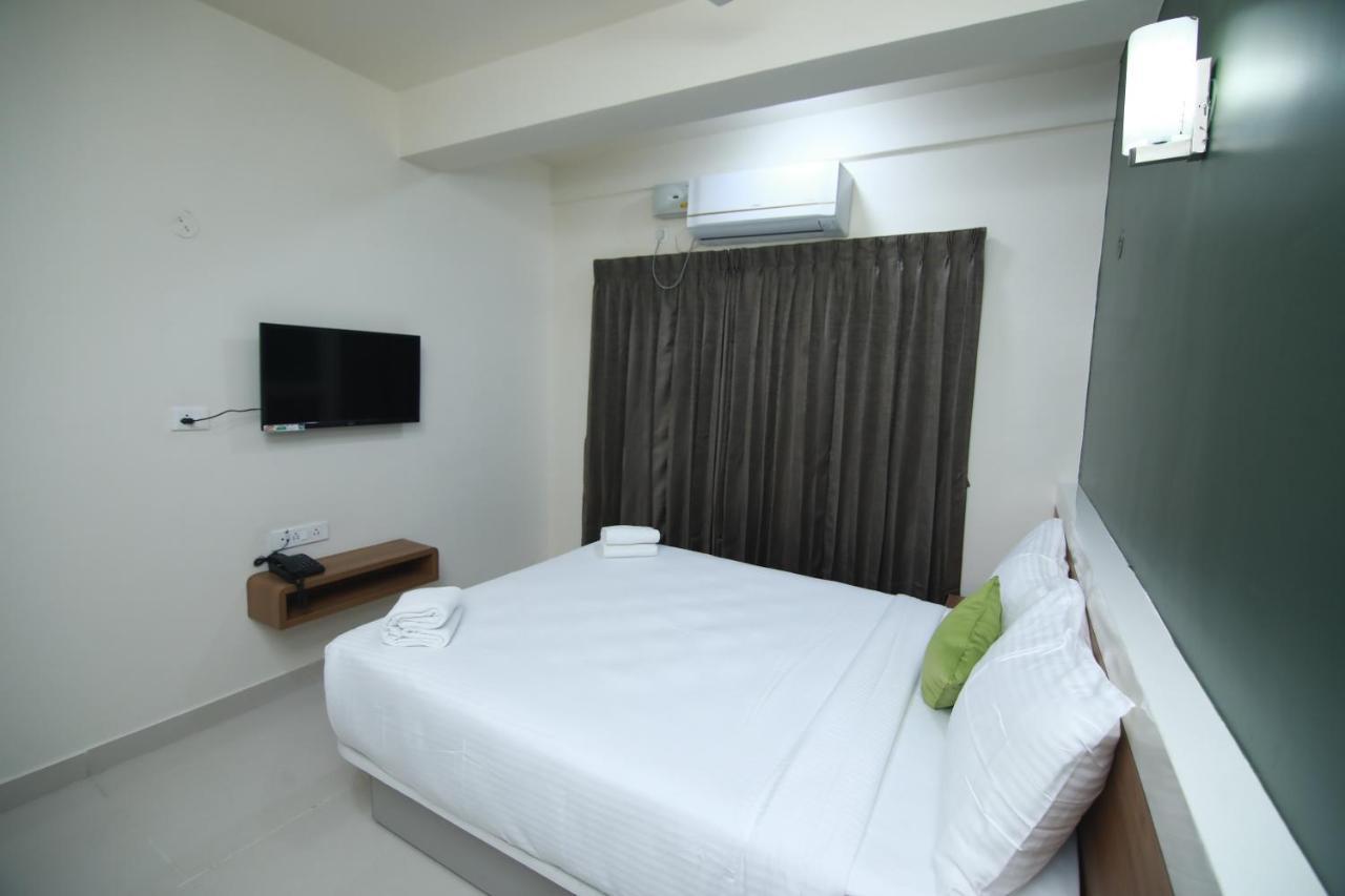Hotel Royal Blooms Bangalore Buitenkant foto